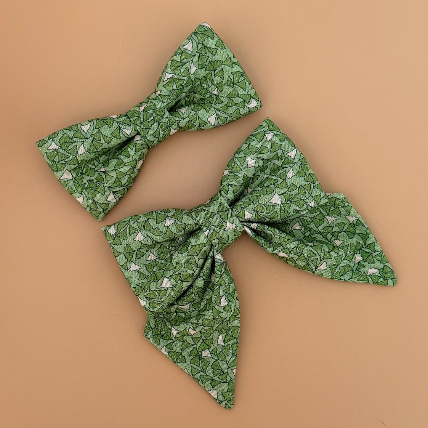 Emerald Scatter Collar Bows